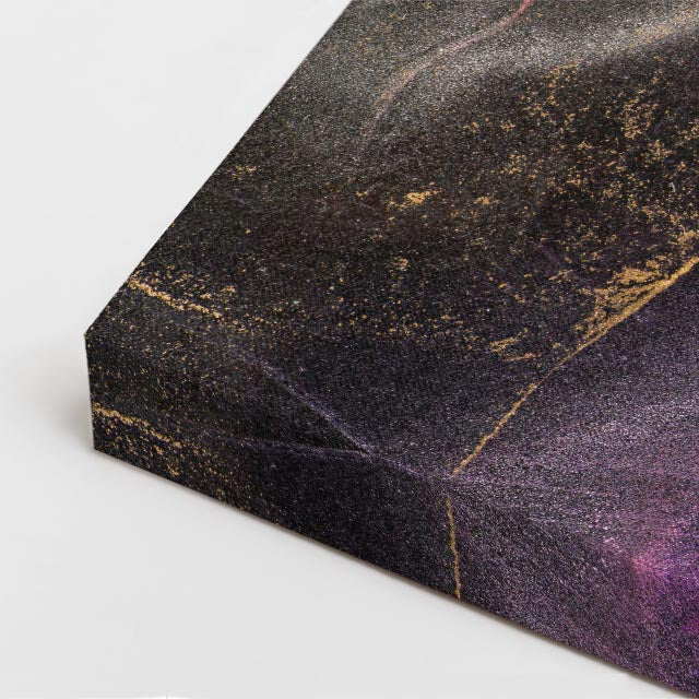 cuadro canvas abstracto fluido nebulosa umbral en tonos morado, dorado, negro