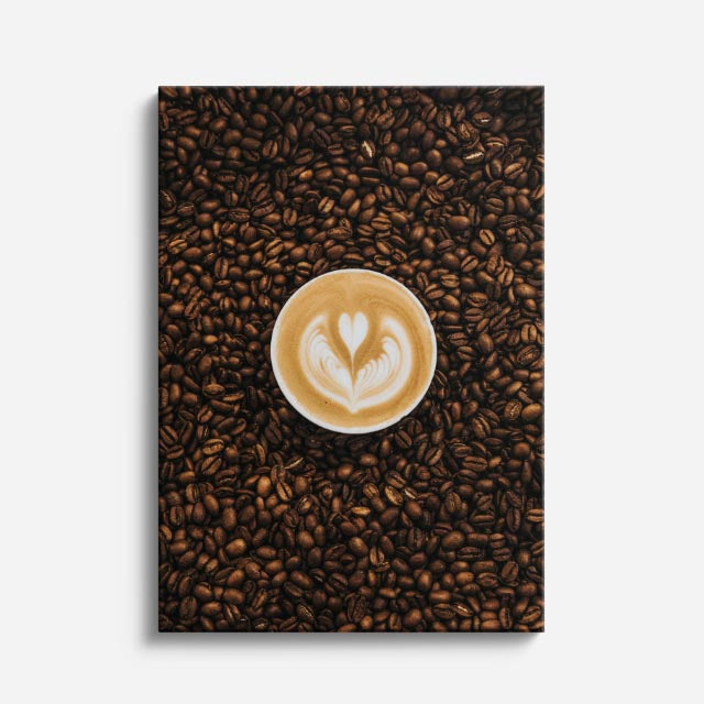 cuadro canvas latte central sobre granos de café estilo cálido contemporáneo