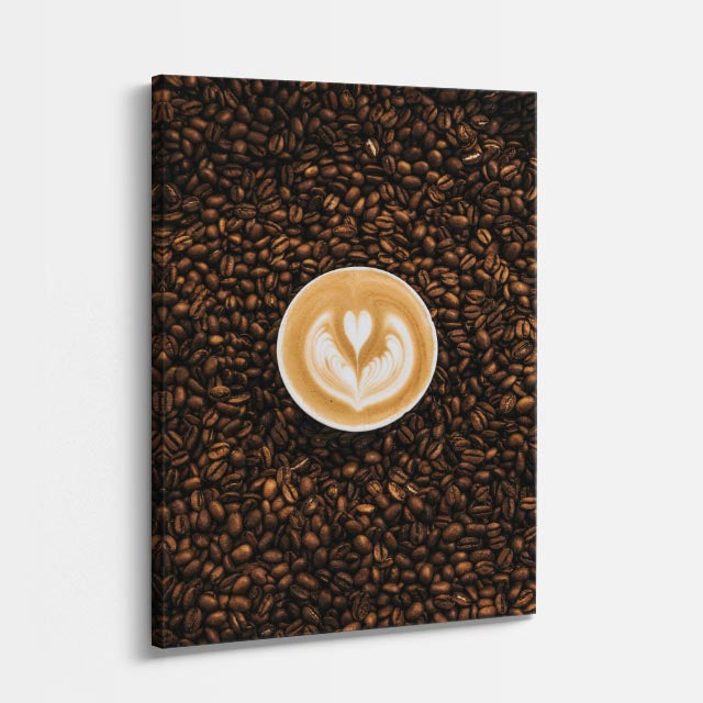 cuadro canvas latte central sobre granos de café estilo cálido contemporáneo