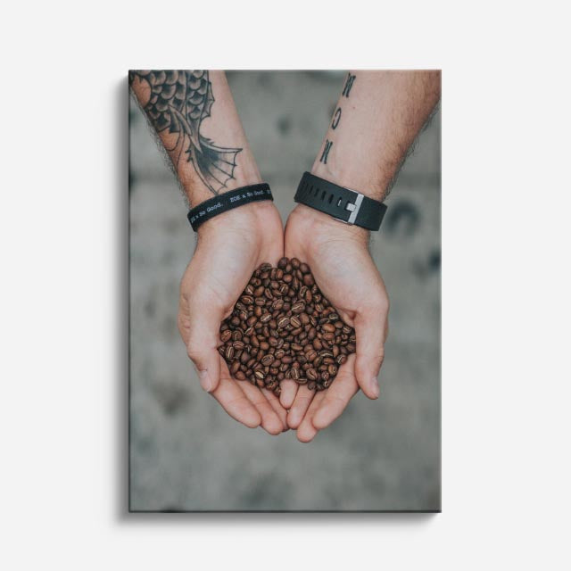 cuadro canvas manos con granos de café estilo artesanal