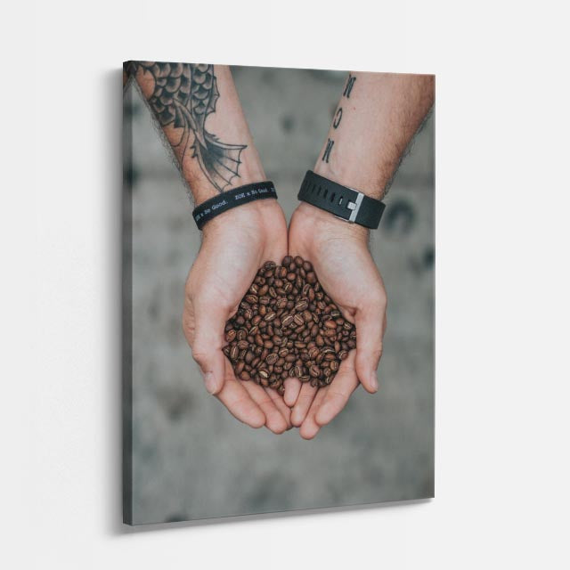 cuadro canvas manos con granos de café estilo artesanal