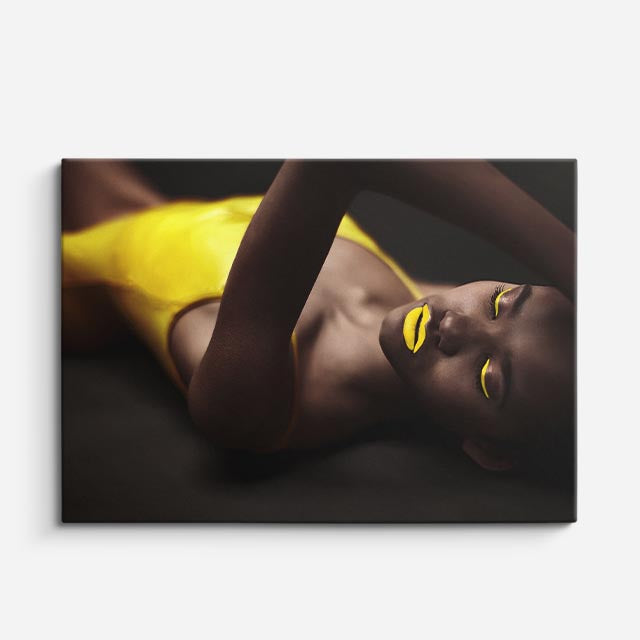 cuadro canvas retrato con acentos amarillos estilo contemporáneo