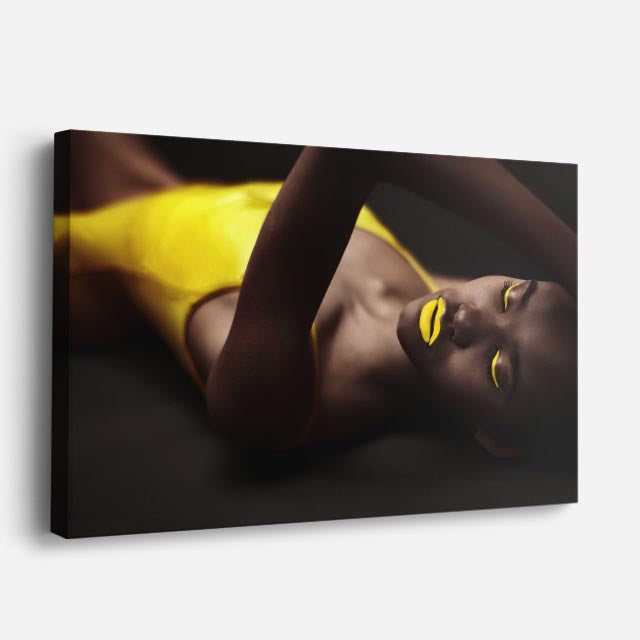 cuadro canvas retrato con acentos amarillos estilo contemporáneo