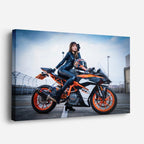 cuadro canvas vehículos piloto femenina ktm naranja horizontal