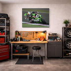 cuadro canvas vehículos kawasaki verde en la pista horizontal