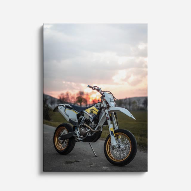 cuadro canvas vehículos scrambler crema muro ladrillo vertical