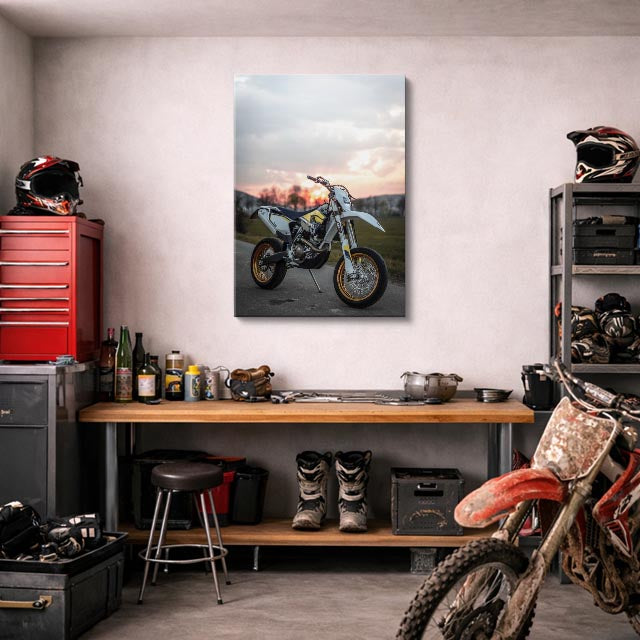 cuadro canvas vehículos scrambler crema muro ladrillo vertical