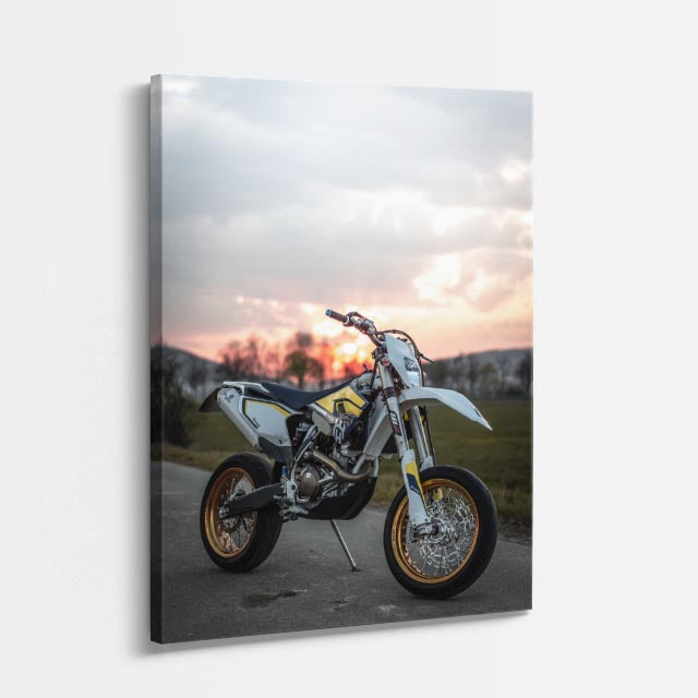 cuadro canvas vehículos scrambler crema muro ladrillo vertical