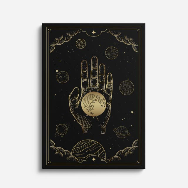 cuadro canvas astrología y zodiaco mano dorada sostiene el cosmos vertical