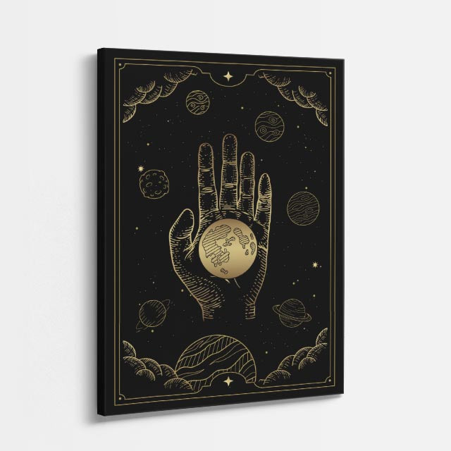 cuadro canvas astrología y zodiaco mano dorada sostiene el cosmos vertical