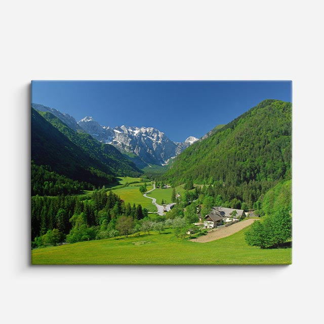 cuadro canvas bosques y naturaleza valle alpino pueblo a lo lejos horizontal
