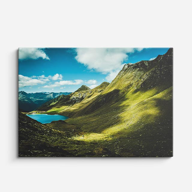 cuadro canvas bosques y naturaleza lago azul entre montañas verdes horizontal