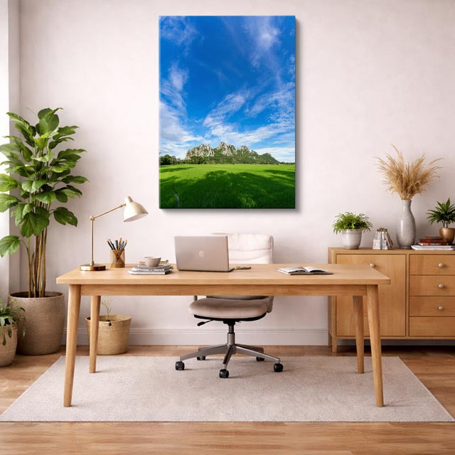 cuadro canvas bosques y naturaleza pradera verde montaña cielo azul vertical