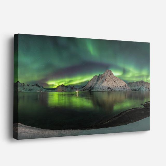 cuadro canvas cielo y noche aurora boreal verde lago montaña horizontal