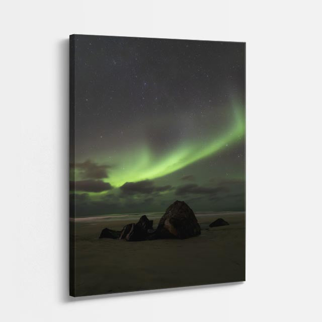 cuadro canvas cielo y noche aurora boreal verde rocas vertical
