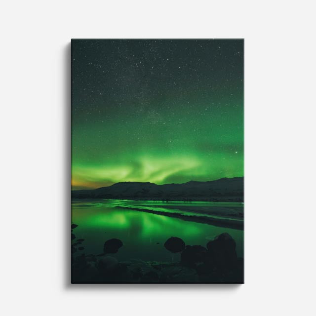 cuadro canvas cielo y noche aurora boreal verde río oscuro vertical