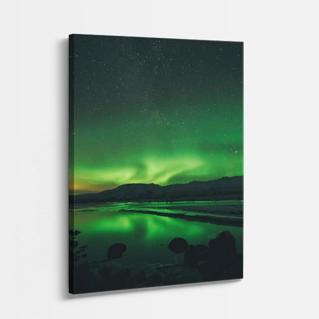 cuadro canvas cielo y noche aurora boreal verde río oscuro vertical