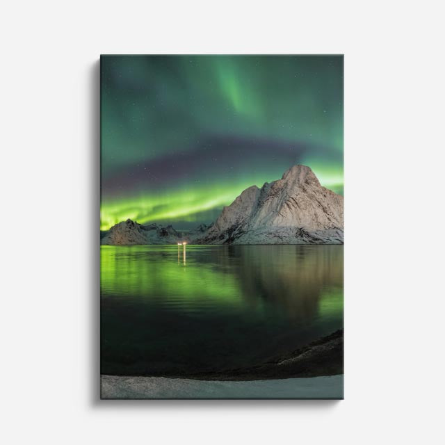 cuadro canvas cielo y noche aurora boreal verde montaña nevada vertical