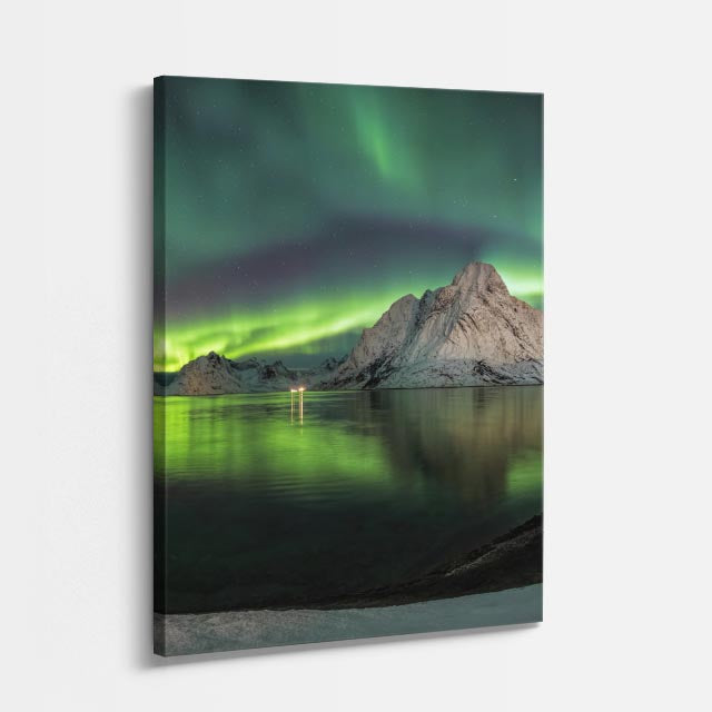cuadro canvas cielo y noche aurora boreal verde montaña nevada vertical