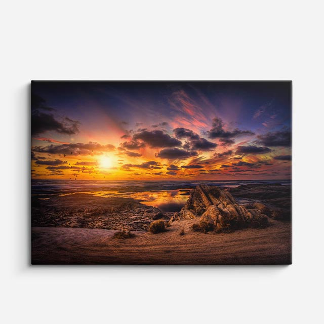 cuadro canvas mar y playa mar rocas atardecer naranja vivo horizontal